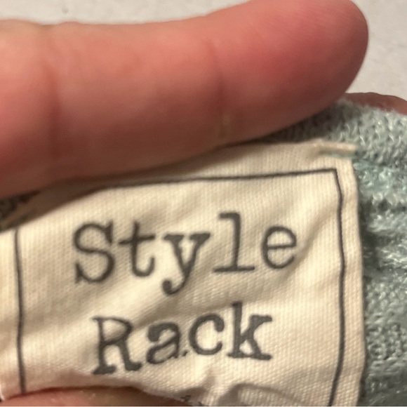 Style rack sweater with twist back size medium very flattering - Picture 4 of 5